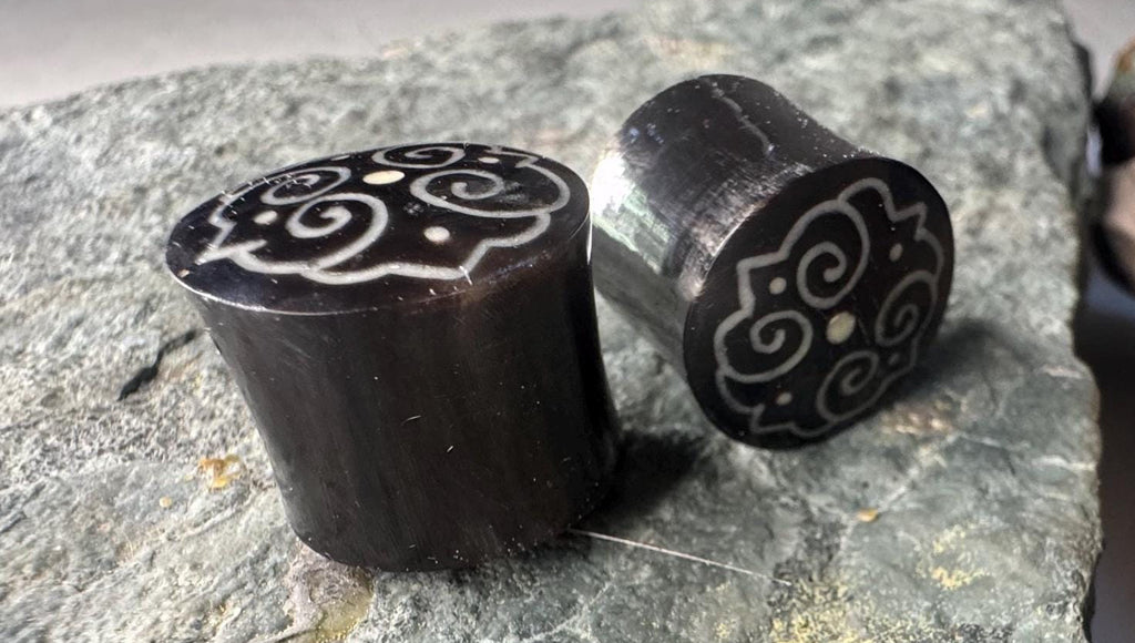 Reversible Horn Plugs with Bone-Dust Inlay
