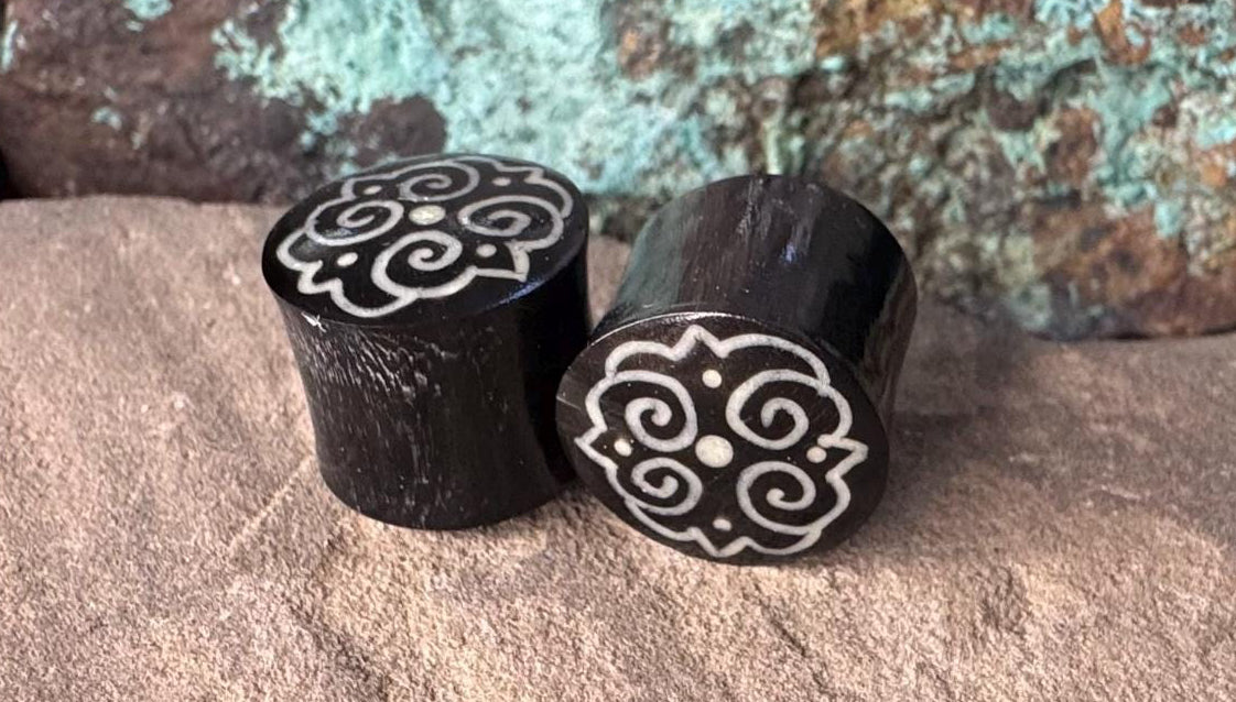 Reversible Horn Plugs with Bone-Dust Inlay
