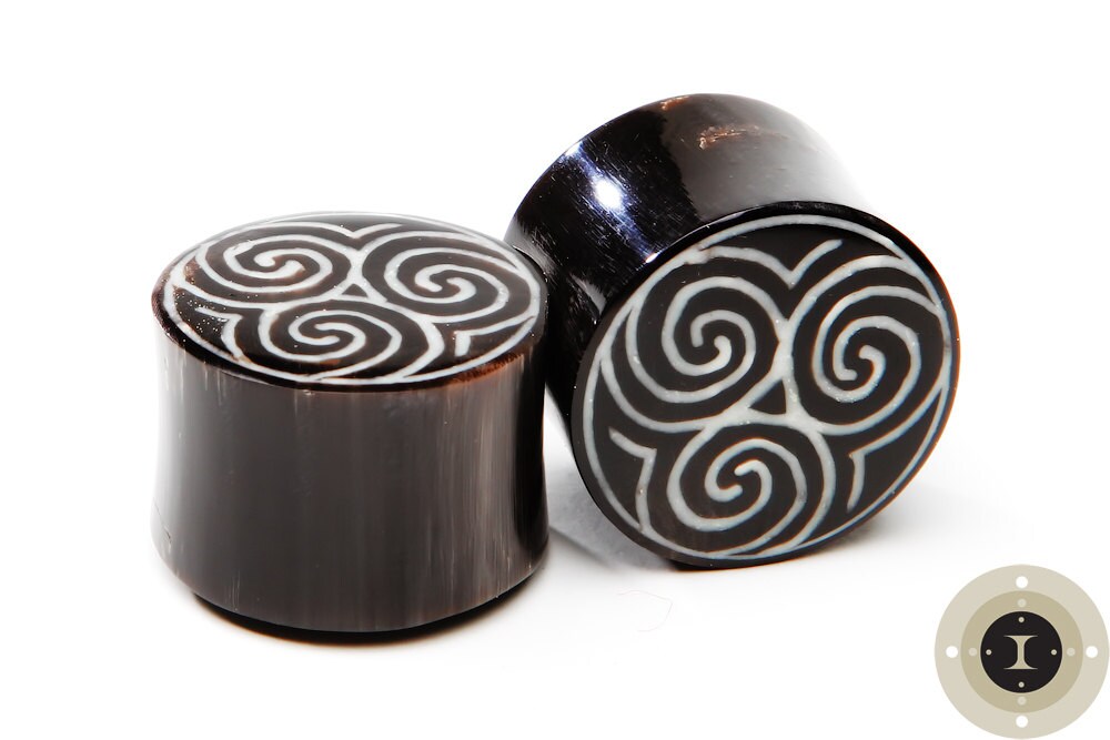 Horn Tri-Spiral Bone Inlay Plugs – 3/4" (19mm)
