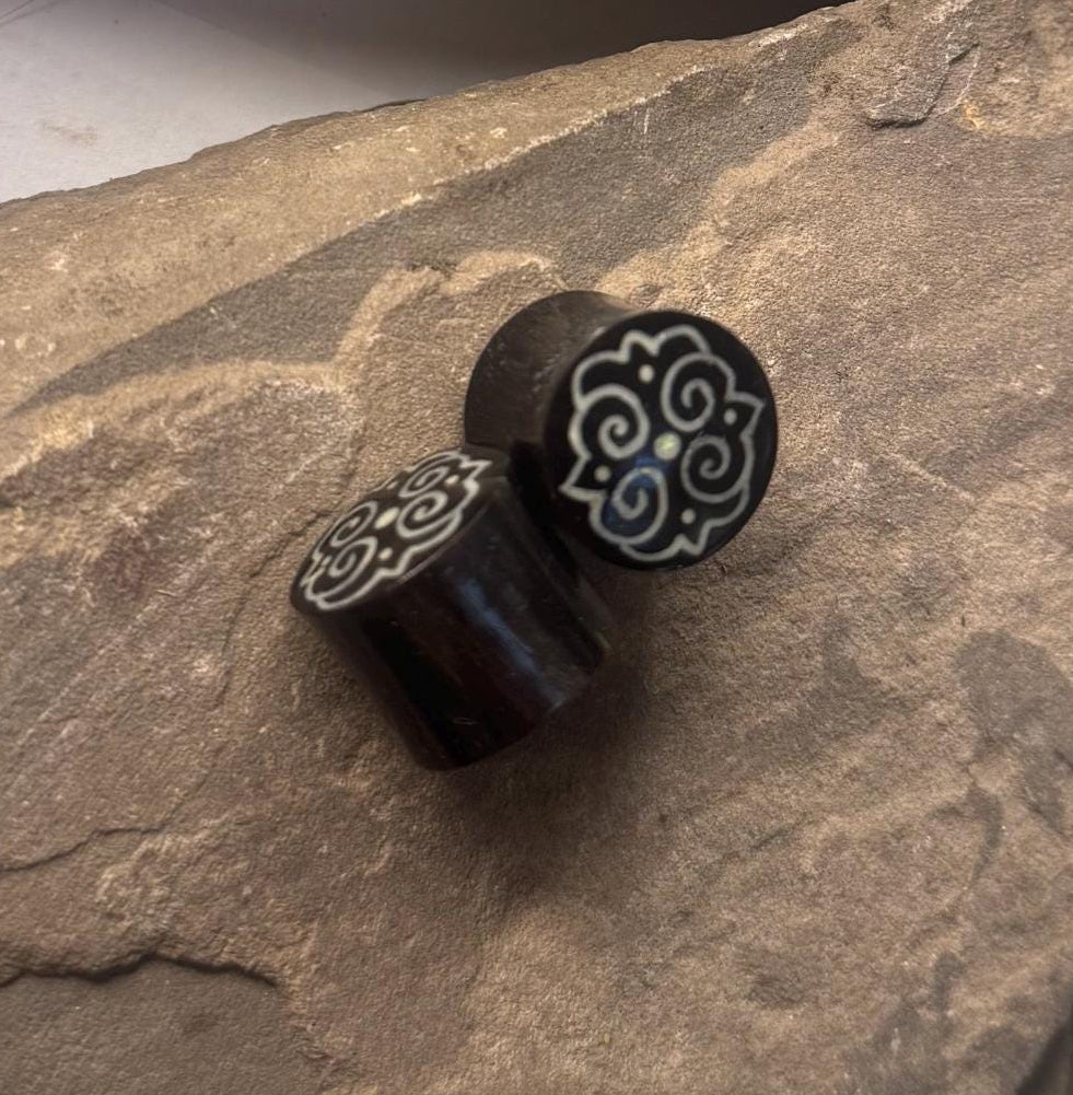 Reversible Horn Plugs with Bone-Dust Inlay