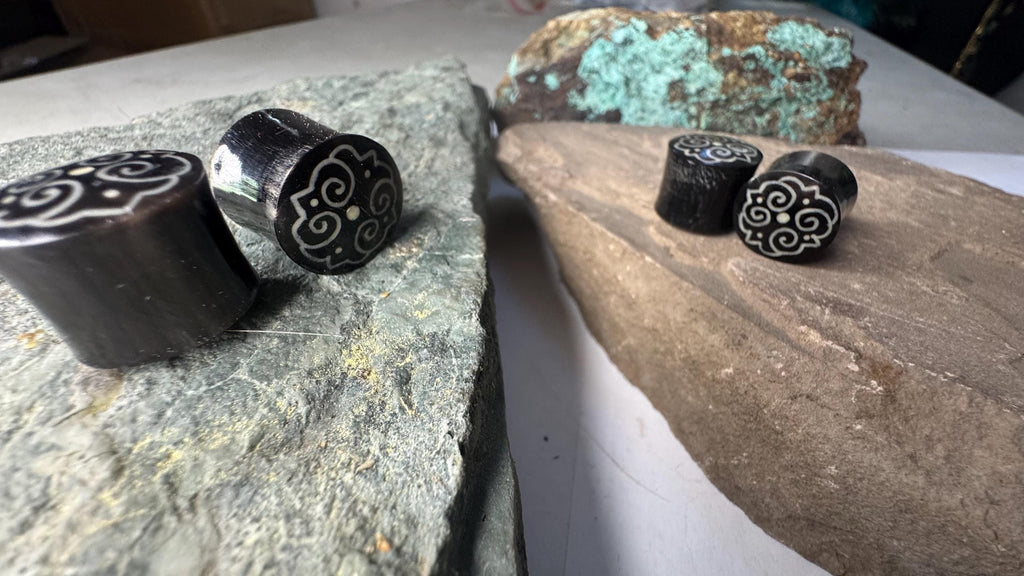 Reversible Horn Plugs with Bone-Dust Inlay